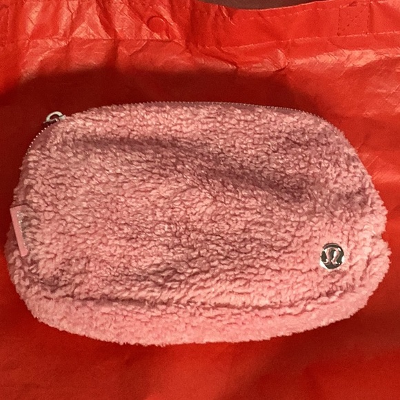 Lululemon everywhere belt bag - Picture 2 of 9